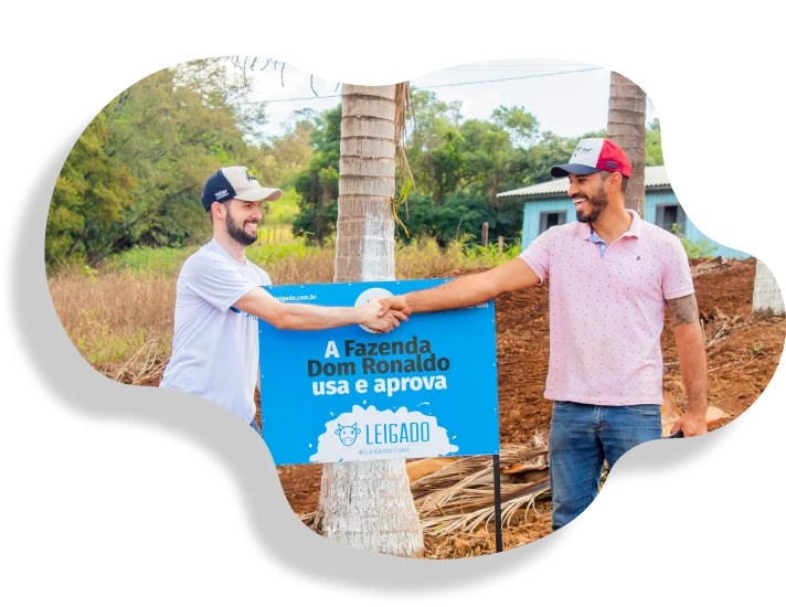 Aperto de mãos entre Giandro Massom (CEO da Leigado) e o responsável pela Fazenda Dom Ronaldo